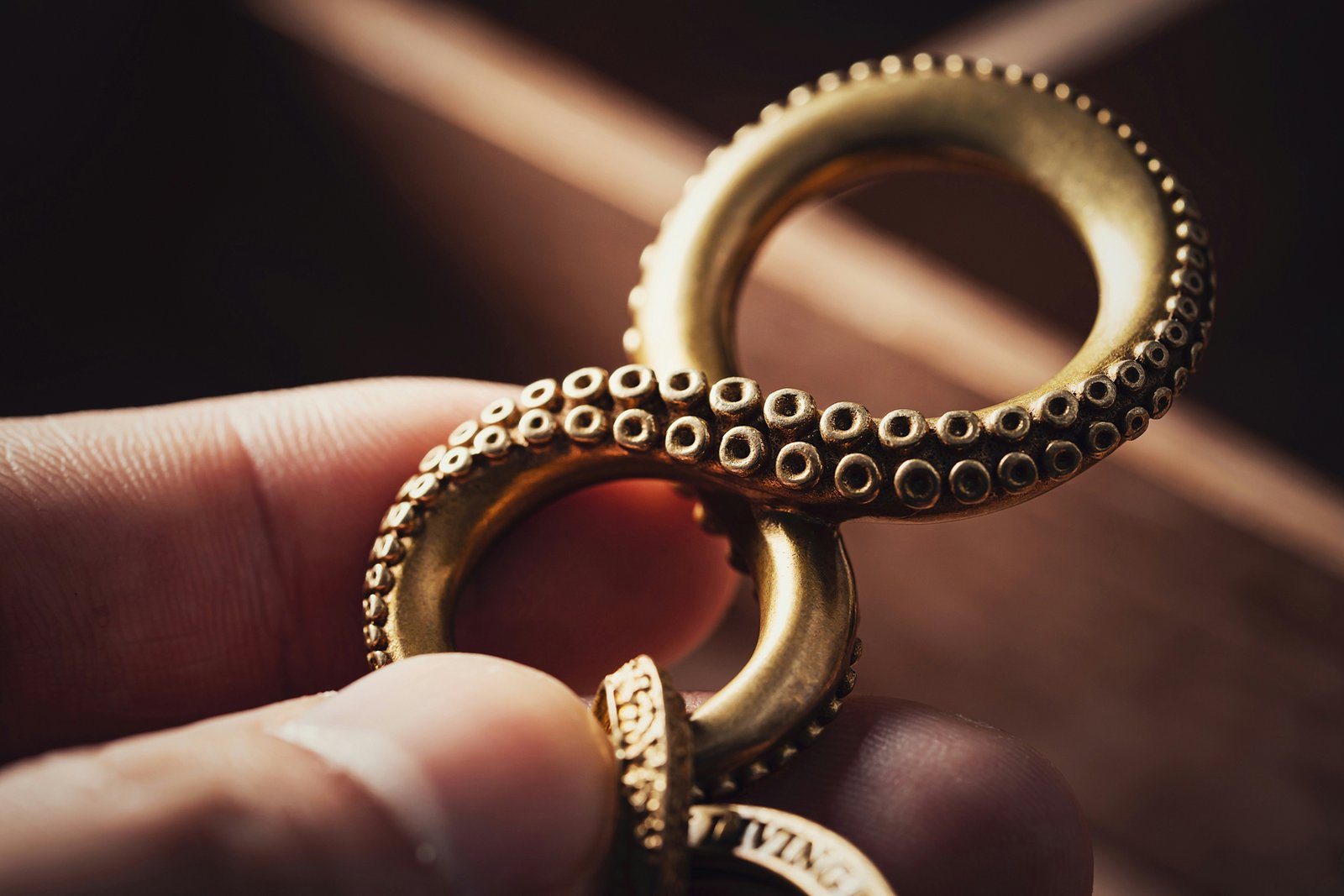 Messingschmuck wird vorsichtig gereinigt