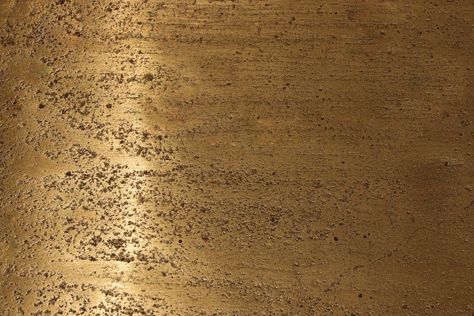 Altes Messingobjekt mit natürlicher Patina