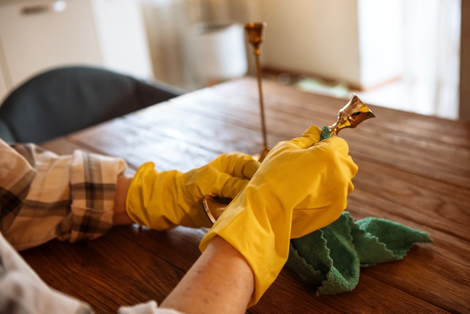 Hand poliert einen Messinggegenstand mit einem weichen Tuch